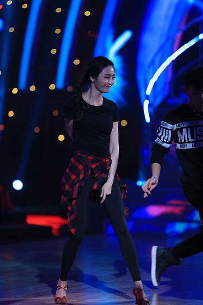 与星共舞张晓龙空降评委席好声音陈冰身姿迷人