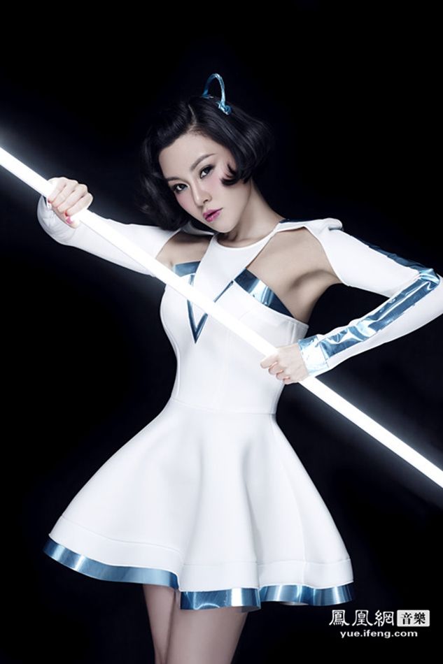 毛泽少《鲜》电子写真大片 尽显性感热辣"电音女王"