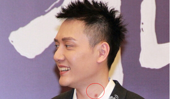 冯绍峰脖子惊现"吻痕"面露尴尬忙系扣子(图)