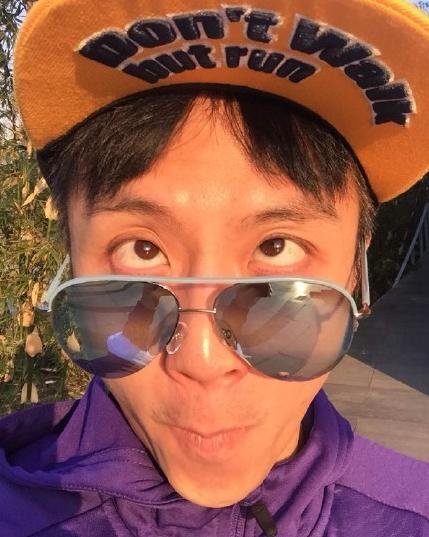 邓超晒多角度9连拍 翻白眼瘪嘴搞笑