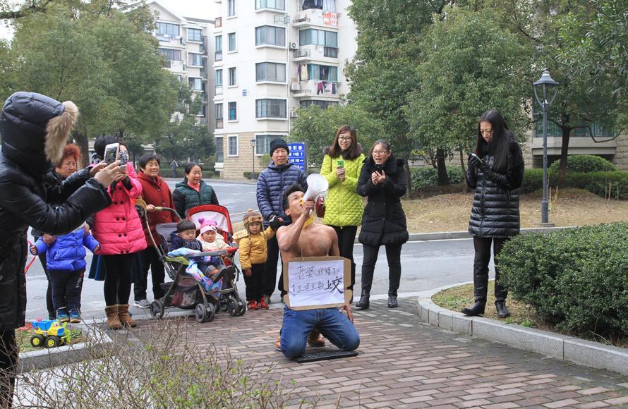 跪键盘照片男图片