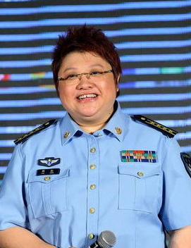 从歌手华丽转身为空政文工团副团长,严格的部队生活,让她吃尽了苦头:"