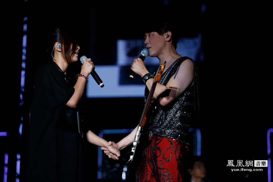 陶喆深圳个唱人气爆棚 十年之约周笔畅站台唱《流沙》1