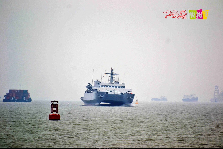 中国海军双体测量船高速转弯机动灵活如水上漂移