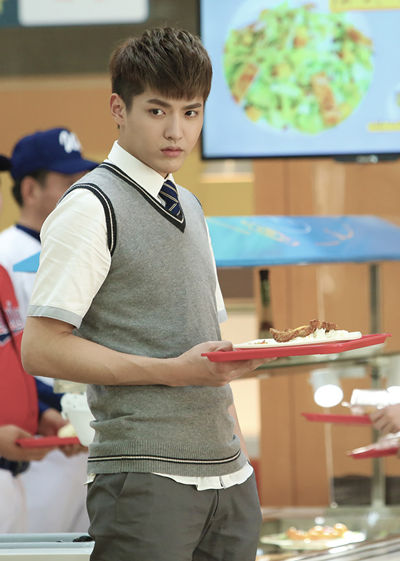 致青春2开机吴亦凡刘亦菲穿校服重返18岁