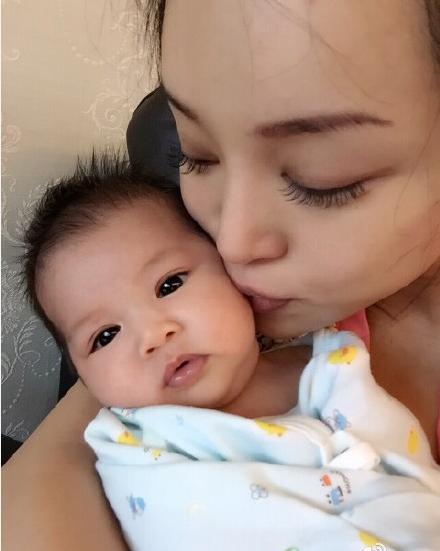 台女星产后变虎背熊腰 涨奶上围撑爆t恤(图)