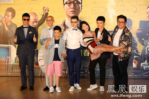 资讯 网罗天下孙红雷搭周冬雨肩膀显亲密 凤凰娱乐讯(采写/水中刀