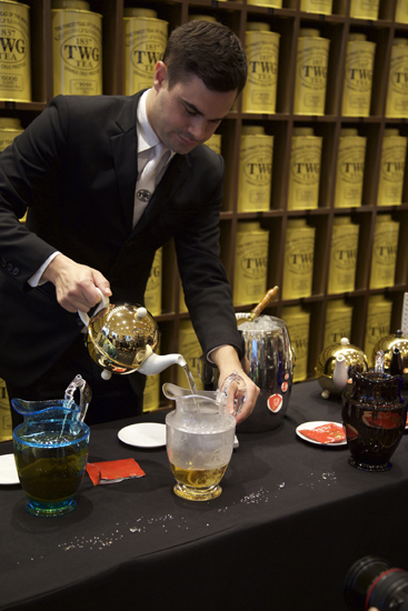 位于上海环贸广场二楼的twg tea沙龙与精品店里茶香飘溢,精致的茶具