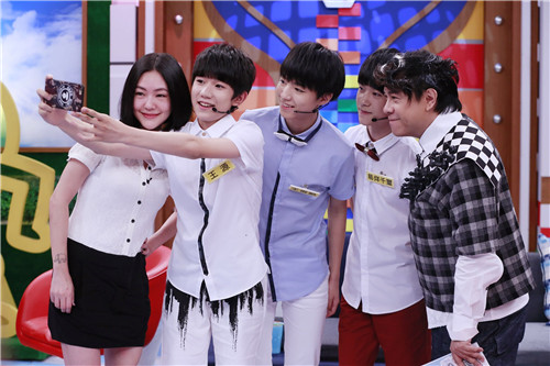 tfboys昨晚现身台湾录康熙粉丝挤爆机场