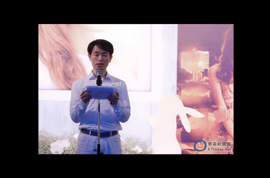 自杀女星杨可涵追思会 男友憔悴落泪-凤凰新闻