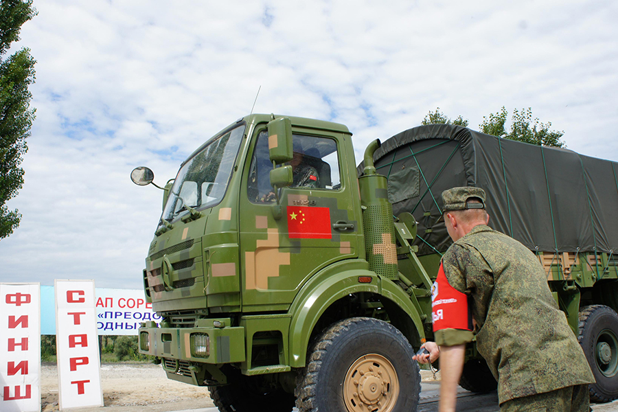 解放军赴俄参加汽车能手比赛 军卡几乎被水淹没 - 人在上海 - 中国