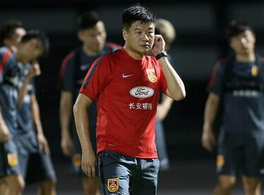 训练之前刚刚加盟国足的助理教练李金羽带着刚刚从西班牙回国的张呈栋