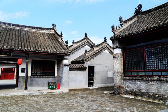 "五脊六兽"是中国古代官式建筑如宫殿,衙署,庙宇等大型屋宇的外部