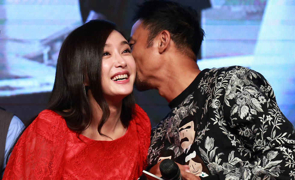 发布会上,任达华与秦岚亲昵耳语显"父女情深",秦岚则现场大赞高圣远在