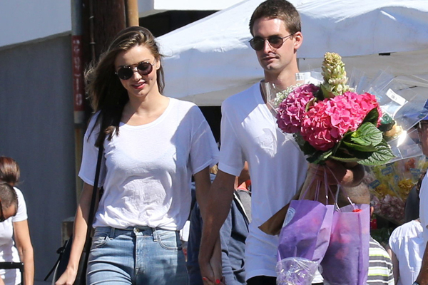 32岁超模约会90后高富帅男友白色情侣装配一脸