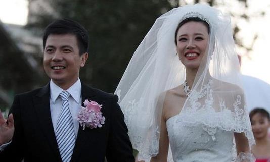 张湘祥的妻子是一位美丽的空姐,167cm的身高更拥有一双大长腿