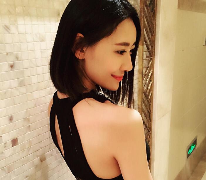 图片 足球 >正文 6/8 李建滨夫妻出游 性感比基尼浴池秀恩爱 宫小萌曾