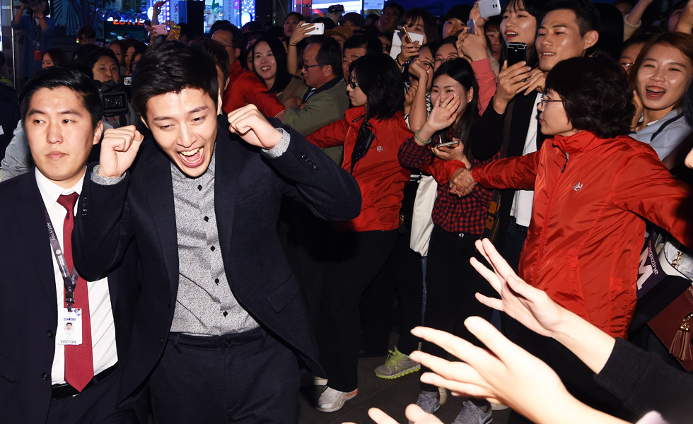 电影《二十岁》见面会,韩国男星姜河那穿西装现身,一出场就获粉丝追捧