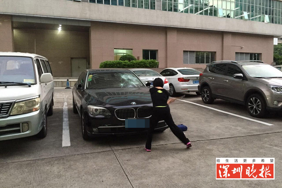 疑丈夫出轨 女子抡锤大砸丈夫豪车