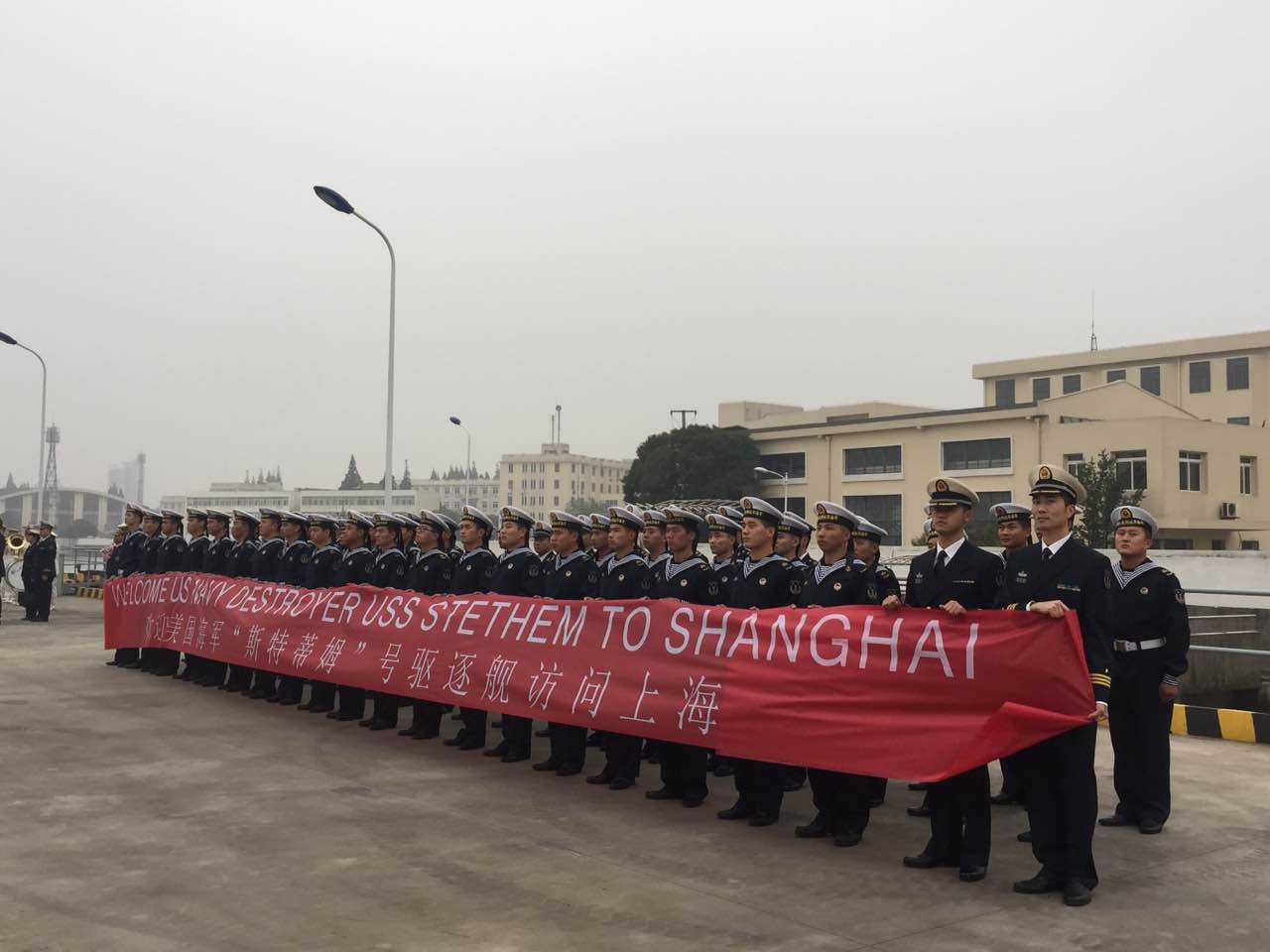 解放军海军士兵举横幅欢迎美舰访问上海
