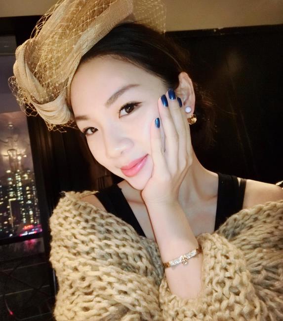 孙祥娇妻秀美照 旗袍性感黑丝露小蛮腰