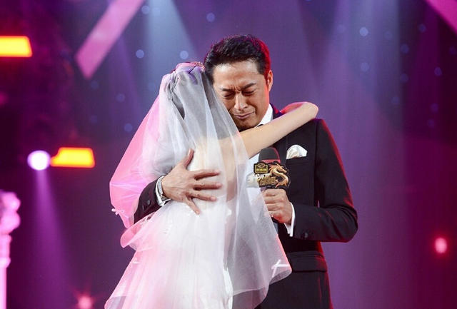 53岁马景涛与小21岁娇妻补办婚礼 感动落泪