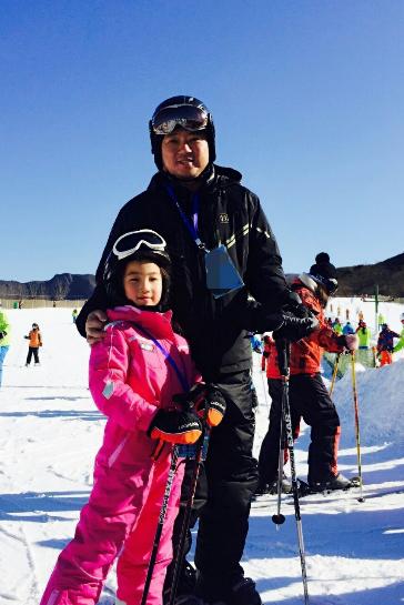 高晓松晒父女合影为女儿庆生 遭调侃:幸好长得不像爹