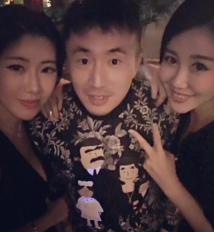 鲁能悍将娇妻庆生 性感深v秀事业线