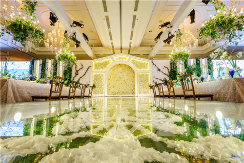 展示了当下最流行的婚礼元素及奢华婚宴场地布置