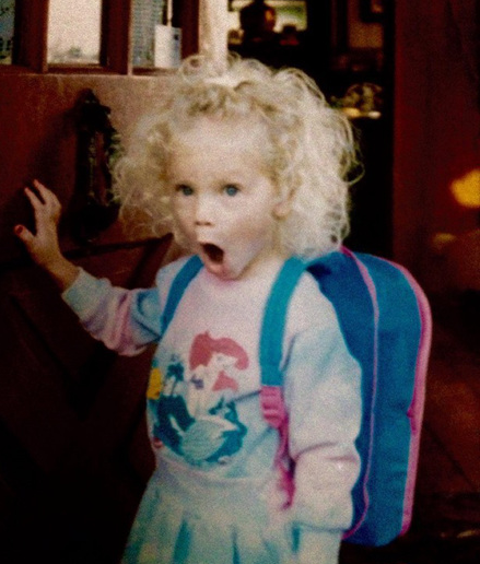 泰勒晒童年萌照 顶金色卷发表情搞怪逗趣(图)