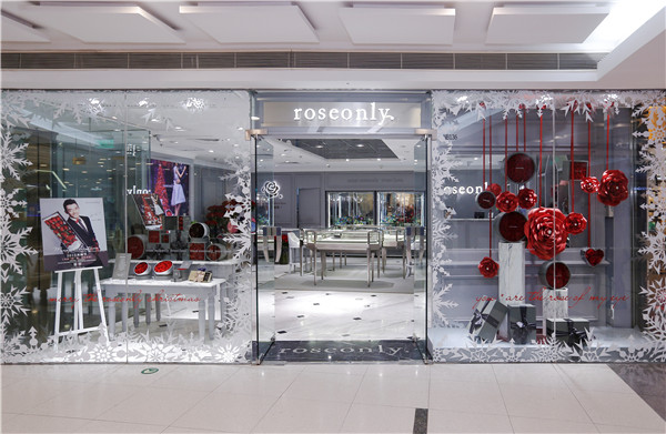 圣诞恺旋拥抱爱情roseonly携手郑恺送上甜蜜祝福