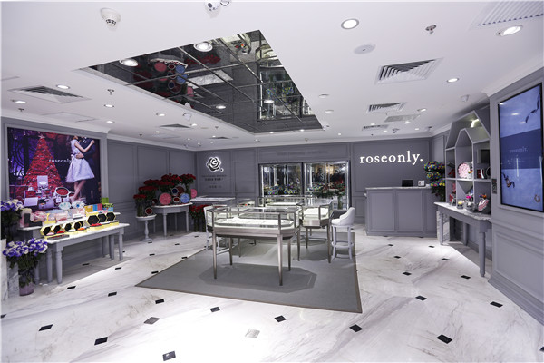 圣诞"恺"旋 拥抱爱情 roseonly携手郑恺送上甜蜜祝福