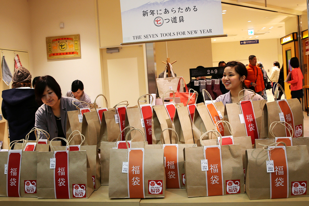 日本新年福袋52万一个 中国游客加入哄抢