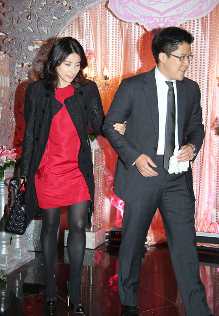 郭晶晶着黑丝亮相针织大王孙女婚礼