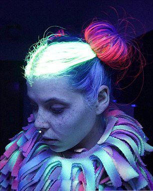 欧美时尚人士新宠:炫丽荧光染发点亮黑夜