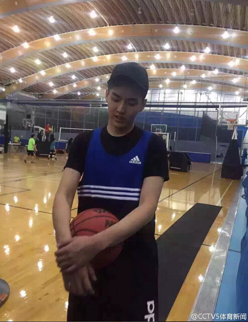 篮球高手吴亦凡温哥华打篮球照曝光