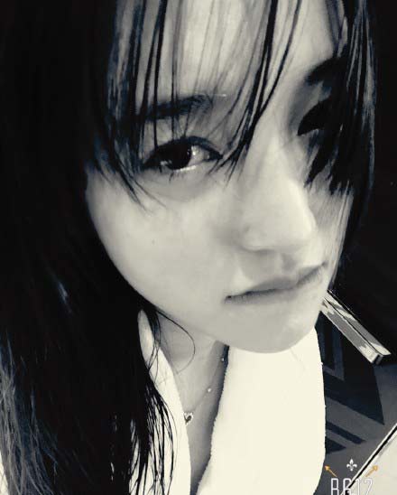 金莎半夜晒恐怖自拍似女鬼 造型略显"惊悚"