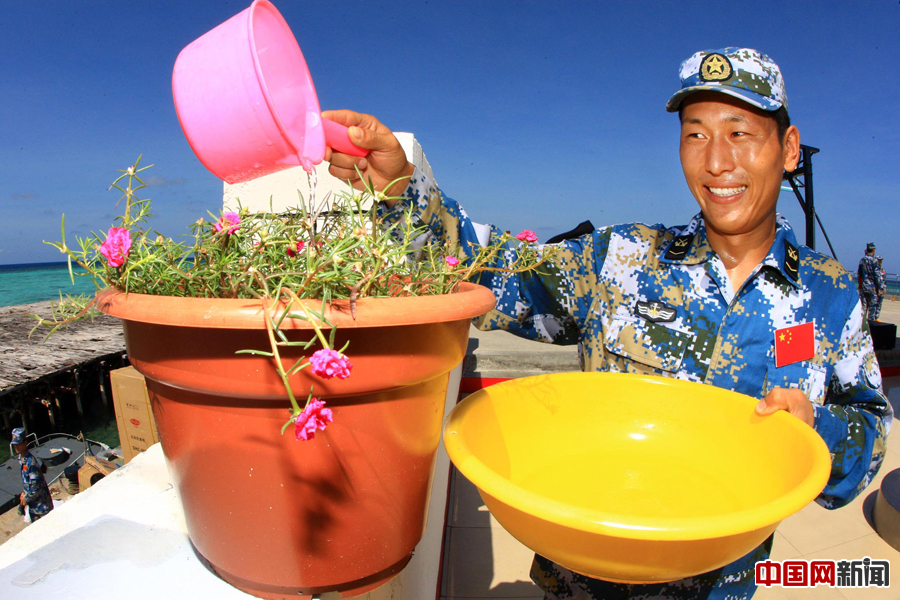 南沙永暑礁守岛官兵生活照曝光 配枪还是81杠