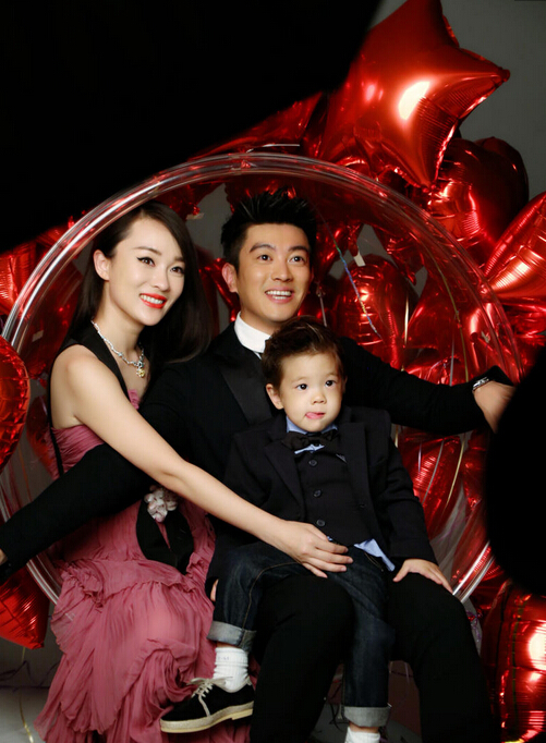 杜江一家拍新年大片 嗯哼霸气将腿搭在爸爸身上(图)