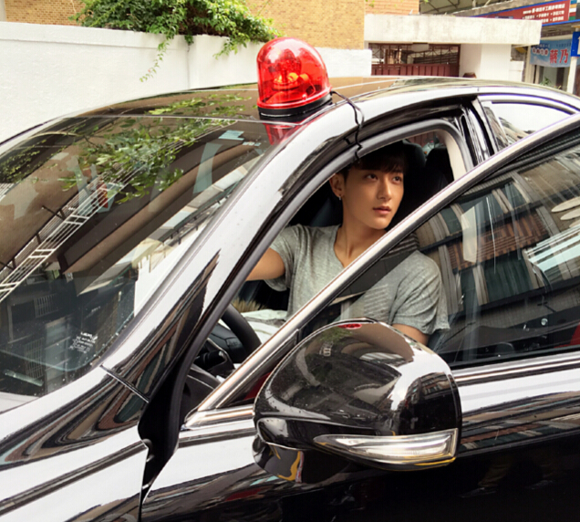 黄子韬拍戏车上安装警报器 遭警方质疑:严重违法