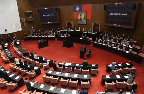 2月19日,台湾第9届立法院开议图为全体立委为台南地震默哀一分钟