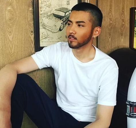 吴亦凡惊现大胡子 男神变装逗笑网友(图)