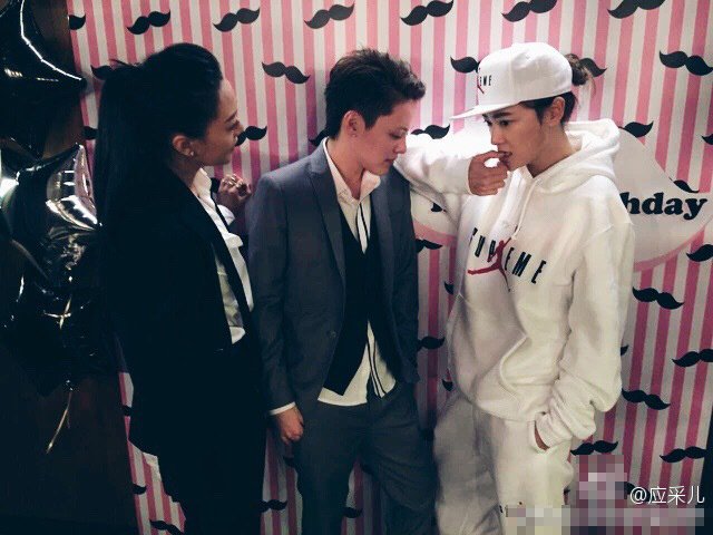 应采儿自认比老公帅模仿陈小春一模一样