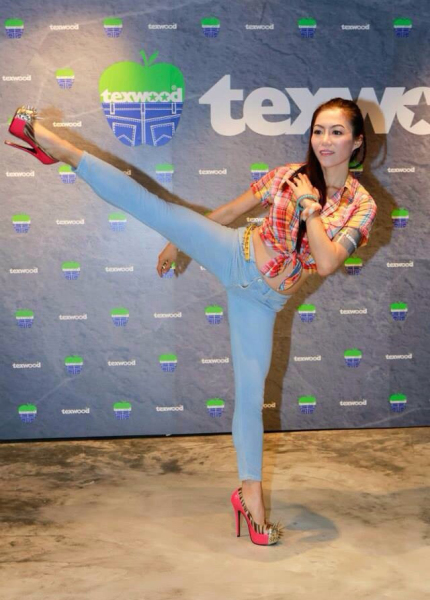 功夫女星走红毯穿透视装踢腿