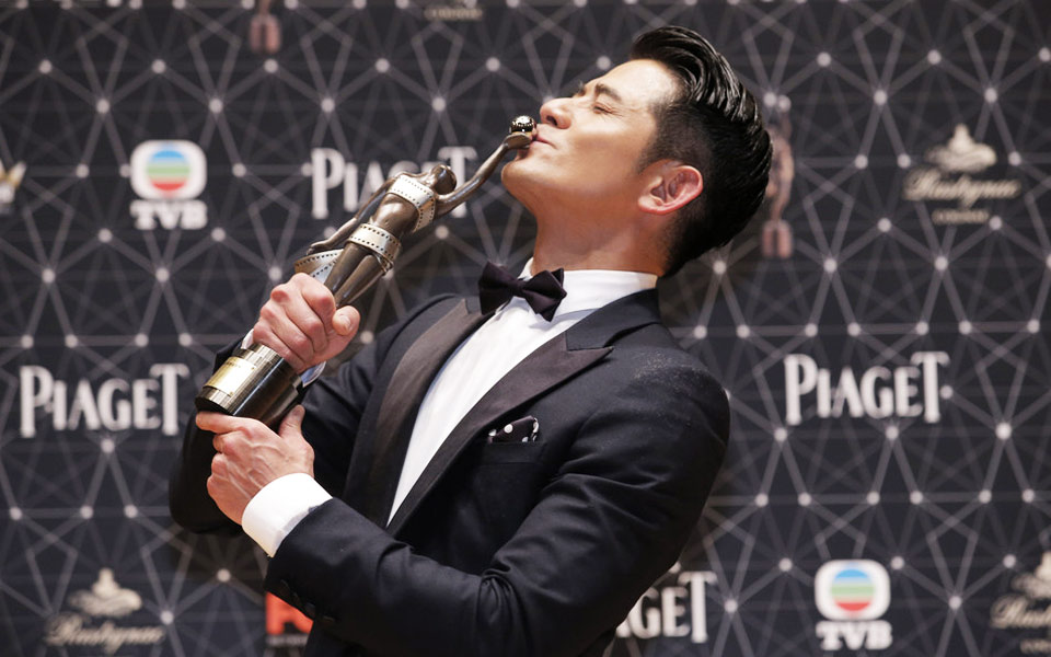 影帝郭富城亲吻奖杯.