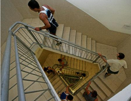 爬楼梯是最笨的运动 易损伤膝关节