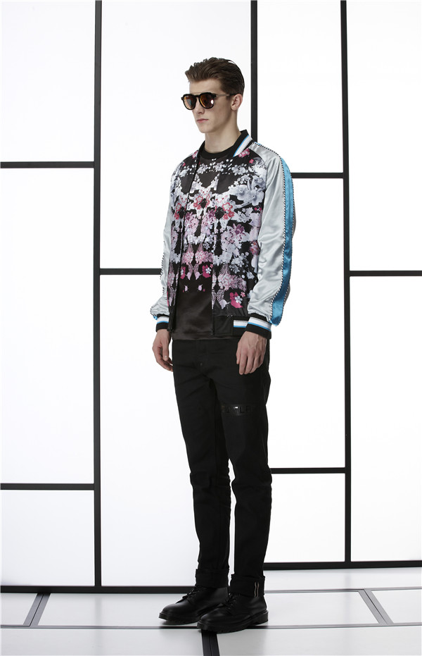 于日式刺绣绸缎外套,低腰短裤,t裺,裺衫及经典daicock图案牛仔裤之上