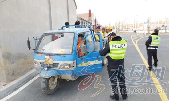 新聞早班車 > 正文原標題:山東煙臺黃務農三輪違法超載11人 交警直呼