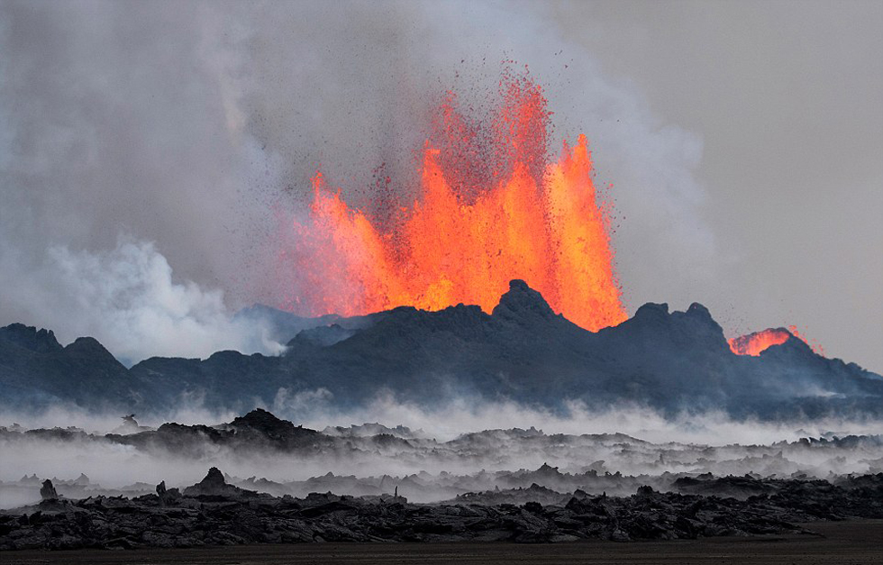 摄影师近距离抓拍火山喷发壮观美景