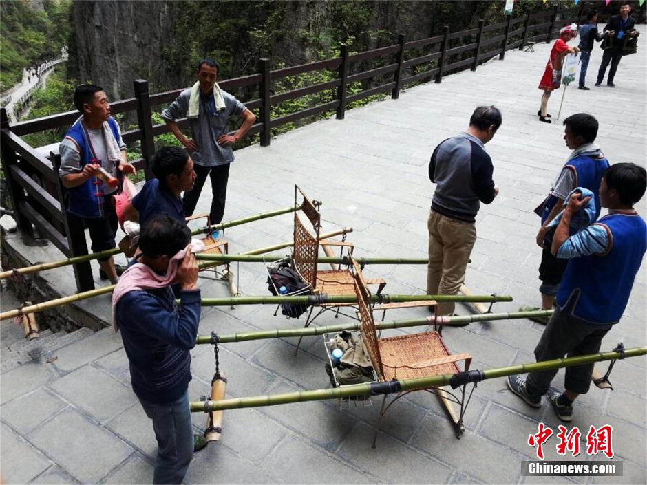湖北恩施大峡谷里的滑竿夫_频道_凤凰网